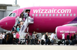 Брутално ВИДЕО от самолет на WizzAir: Принудиха инвалид да пълзи на ръце до WC