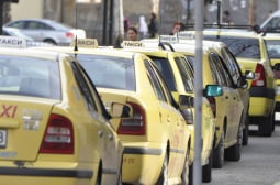 Пловдивско такси шашардиса всички с този надпис за жените СНИМКА