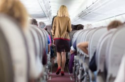 Мръсни тайни: Защо да не купуваме кафе и вода от стюардеса в самолет