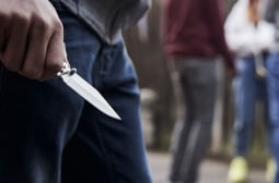 Масови грабежи в София, нагли апаши вадят пистолети и ножове