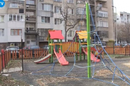 Кръв на детска площадка в Карлово: Малко момиченце е със...СНИМКИ
