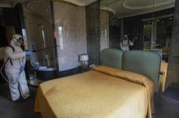 Златна тоалетна, черни стени и дрога - безумни капризи на VIP-ове в БГ хотелите 