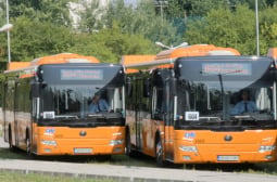 Внимание: Млад перверзник стиска дупета на млади майки в автобус в София ВИДЕО 