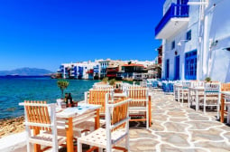 Туристи изпиха две напитки в най-скандалния бар в Гърция и им се дорева