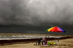 Плажуващите ронят сълзи: Ужасно време край морето, беди застигат и други части на България в неделя