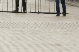 Нова вандалщина на пъпа на София: Работници трошат с чук жълтите павета, за да... ВИДЕО 