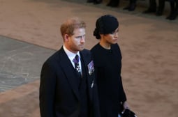 Британското кралско семейство се тресе от страх, Меган и Хари с чудовищен акт