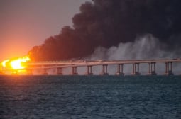 Британското разузнаване: Русия извозва крадени природни ресурси на Украйна през Кримския мост