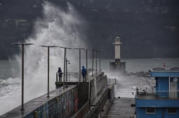 Ужасно време връхлита България в петък: Близо 3-метрови вълни заливат Бургаско КАРТА