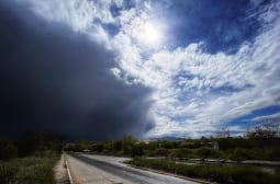 Мощни гръмотевични бури и градушка удрят България в тези дни