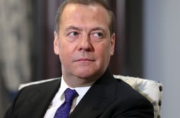 Медведев изригна срещу освободените руски политически затворници