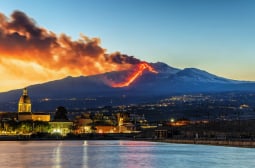 Вулканът Етна с мощно изригване
