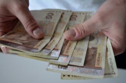 Румъния вдигна минималната заплата, на нашенци им причерня от сумата
