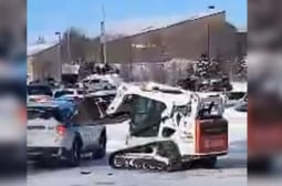 Зрелищни ВИДЕА: Разбеснял се мъж почупи с багер патрулка с полицаи и още автомобили