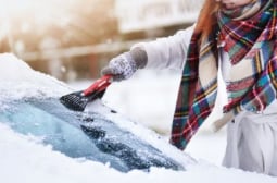 Експерт: Чистете колата си от леда така, за да не плащате много пари