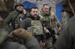 Politico: НАТО мами Украйна, Западът говори празни приказки за присъединяване ѝ