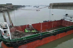Автобус и коли рухнаха след като товарен кораб събори част от мост в Китай ВИДЕО