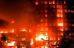 Голям пожар избухна във висока жилищна сграда в Испания ВИДЕО