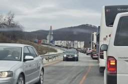 Катастрофа затапи новия път Мездра - Ботевград, задръстването е огромно