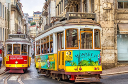 Тълпи от туристи се стичат към "края на света" - с какво Лисабон привлича милиони пътуващи СНИМКИ
