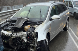 Меле: Кола се заби челно в автобус в София СНИМКИ