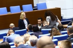 Харизанов: Парламент с изчерпан мандат иска вот на недоверие на служебно правителство