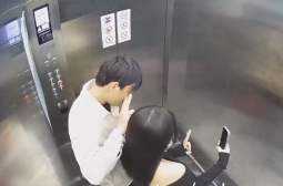Двойка си направи селфи в асансьора, вижте само какво се случва след това ВИДЕО