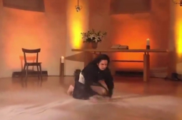 Необичайно изпълнение на танцьорка в църква стана хит в мрежата ВИДЕО