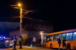 Инцидент по тъмно: Автобус на градския транспорт в се вряза в сграда в Нови Искър ВИДЕО