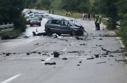 Брутална катастрофа с две жертви в Пловдивско, пожарникари рязаха колите