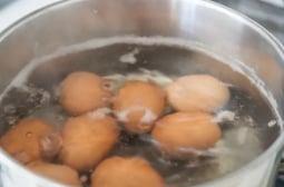 Прост трик разкрива дали яйцето е твърдо сварено