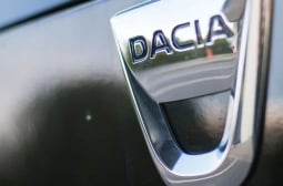 Феновете на Dacia полудяха от секси колата, която им готви марката 