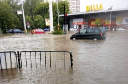 Библейско наводнение удари два БГ града, и на други места е страшно ВИДЕО