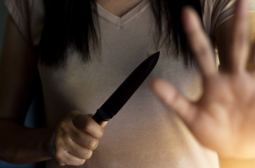 Кървав екшън в Стара Загора: Жена нападна гаджето си с нож, последвалото е страшно