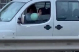 Копаем дъното: Млади хора смучат балони с газ, докато шофират ВИДЕО
