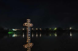 Нощна красота край Кюстендил, светна потопеният кръст СНИМКИ