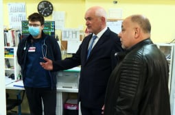 Главчев посети специализираната детска болница в София