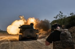 Така работят боговете на войната! Зрелищни СНИМКИ на артилерията в Украйна 