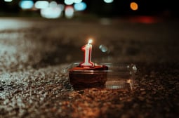 Наш гражданин отпразнува с торта и свещичка рождения ден на... дупка СНИМКА 