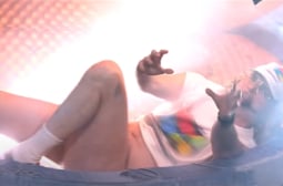 Скандално дъно: Той пя по топки и гол гъз на сцената на "Евровизия" ВИДЕО 18+