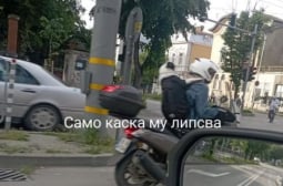 Специален моторист шашардиса всички във Варна, че няма каска е най-малкият проблем 
