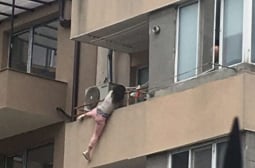 Страшна драма в Бургас: Самотна майка увисна на една ръка от балкона, ужасът е бил... СНИМКИ