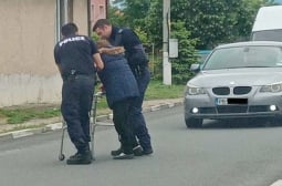 СНИМКА с полицаи и възрастна жена взриви мрежата 