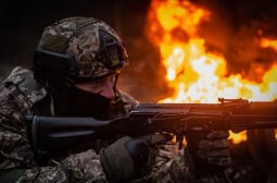Тежка нощ: Руснаците умират на фронта, а украински дрон атакува рафинерия във Волгоград