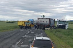 Два камиона се блъснаха, блокираха път СНИМКА