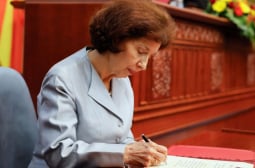 Президентката на РСМ тропна по масата насред скандала: Имам право да...