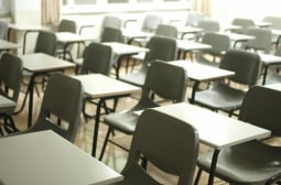 Учителка правила секс със 17-г. ученик в празна класна стая, а след това... СНИМКА