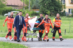 Премиерът на Словакия бере душа, изникна усложнение по време на операцията за спасяването му