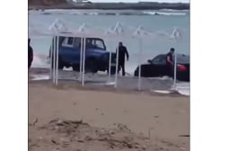 Пияни туристи си джиткаха с кола на плажа, но ето какво се случи ВИДЕО