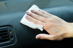 Защо не трябва да се почиства таблото в колата с влажна кърпа